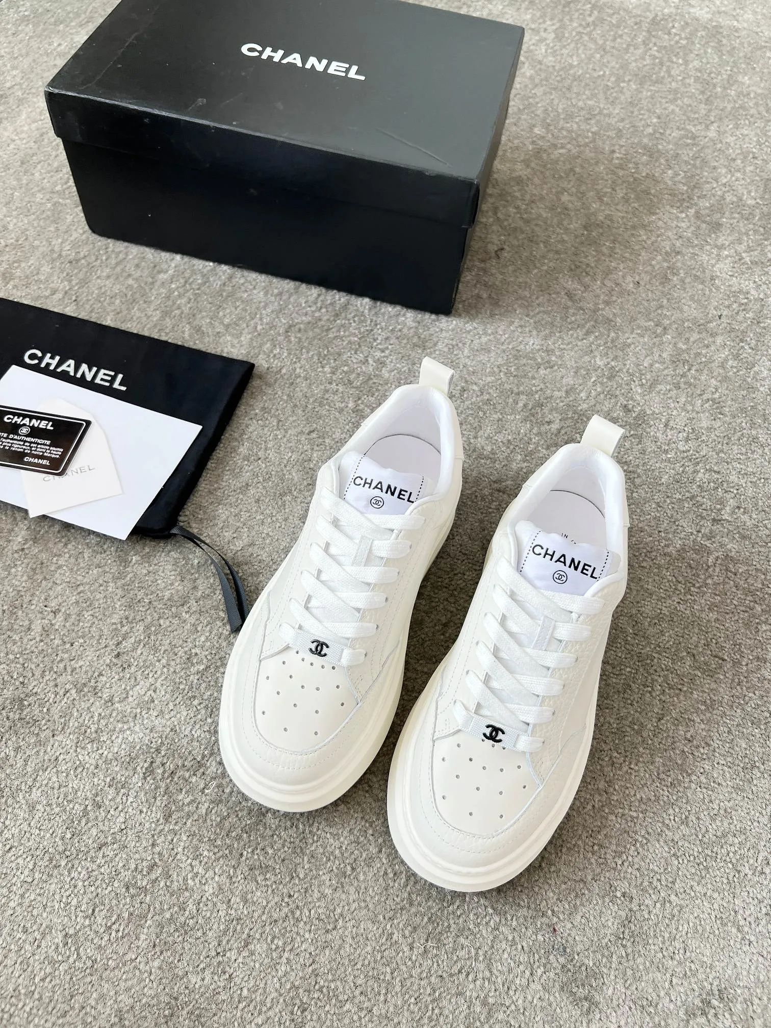 👟👟Ex-factory price 540👟👟 Super popular Chanel Chanel 2025 new casual sports shoes and sneakers. Hard to find in the counter. Super beautiful color. Very versatile. Super comfortable. Full of small fragrance. Classic, durable and versatile. The upper is made of spliced materials. Genuine cowhide, sheepskin lining, original pU+Tpa sole, good resilience. Wear light, white, white and black, white and pink code number: 35-40